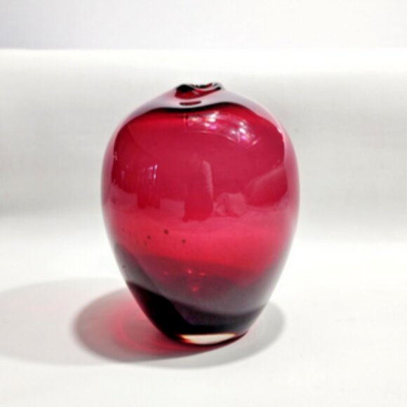 Vingtage 5.5” Hand-Blown Pilgrim Cranberry Art Glass Style Bud Vase - Picture 4 of 7